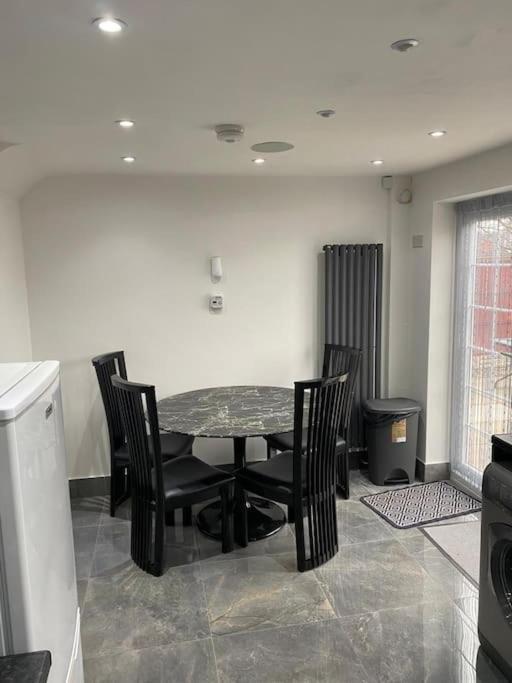 2 Bed House Sleeps 4-5 Villa ลิเวอร์พูล ภายนอก รูปภาพ
